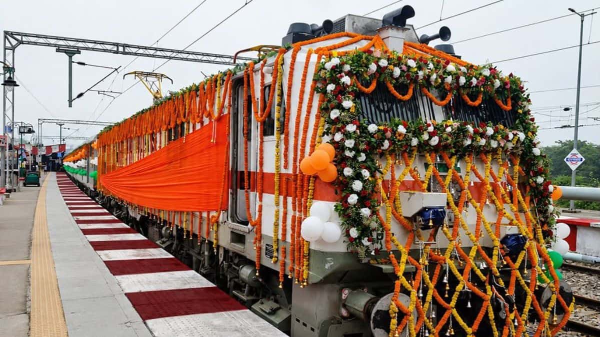 Ramnagar-Dehradun Express Flagged Off: Uttarakhand's Rail Connectivity Boost | रामनगर-देहरादून एक्सप्रेस को हरी झंडी: उत्तराखंड की रेल कनेक्टिविटी में सुधार