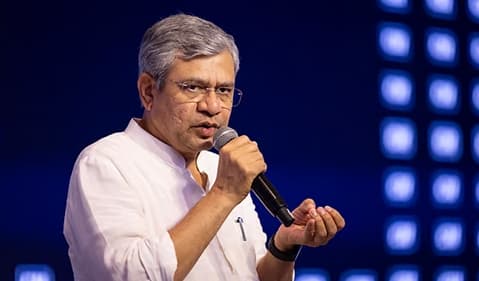 रेल मंत्री अश्विनी वैष्णव ने आरआरबी भर्ती प्रक्रिया की उच्च-स्तरीय समीक्षा की: पारदर्शिता और तेजी पर विशेष जोर