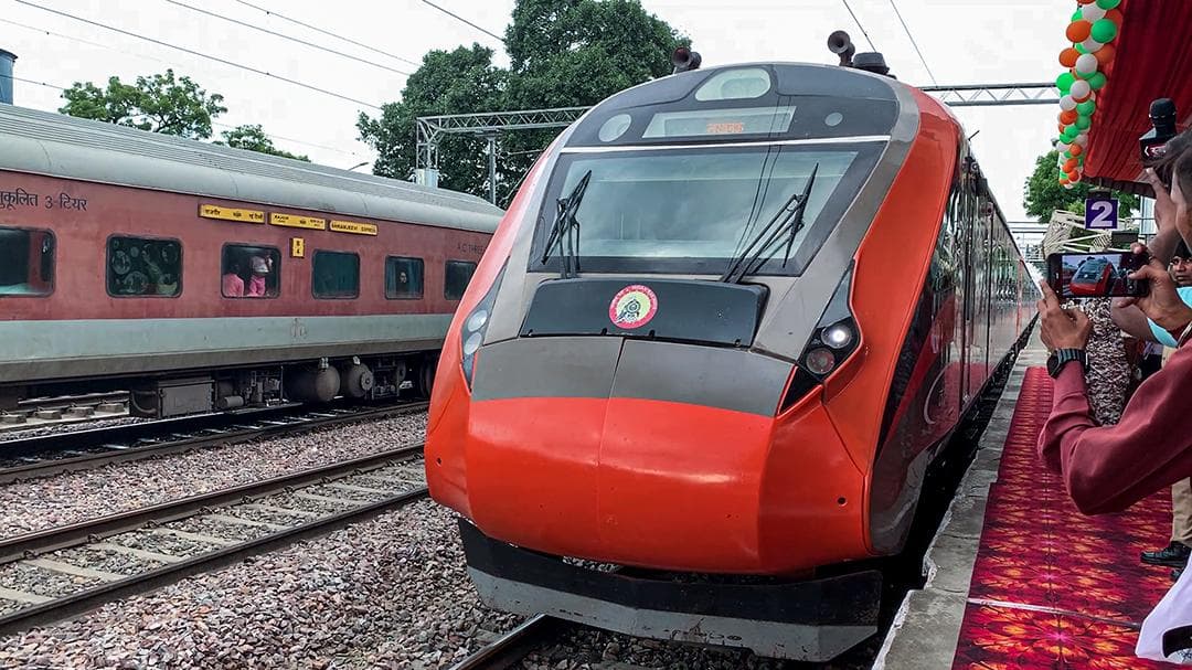 दक्षिणी रेलवे के राजस्व में तिरुवनंतपुरम-मंगलुरु वंदे भारत एक्सप्रेस सबसे आगे: जानिए क्यों बनी यह प्रीमियम ट्रेन यात्रियों की पहली पसंद