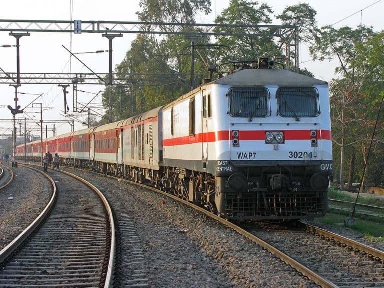 Delhi to Prayagraj Trains: Route & Timetable | दिल्ली/आनंद विहार से प्रयागराज ट्रेन यात्रा गाइड