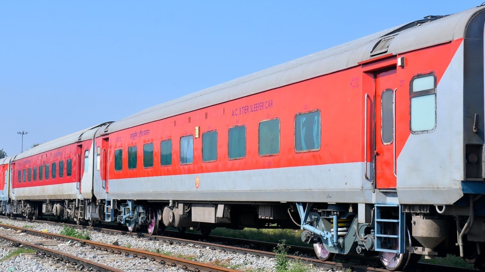 Indian Railways Approves 4 New Trains, Extends 1 Service | भारतीय रेलवे ने 4 नई ट्रेनों को दी मंजूरी, 1 सेवा का किया विस्तार