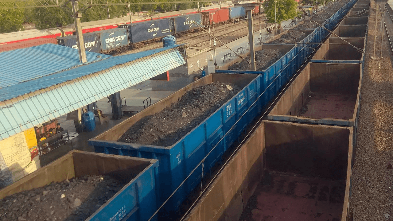 Indian Railways Major Reforms: Stricter Contractor Norms, Covered Fly Ash Transport & Unified License | рднрд╛рд░рддреАрдп рд░реЗрд▓рд╡реЗ рдХреЗ рдмрдбрд╝реЗ рд╕реБрдзрд╛рд░: рдареЗрдХреЗрджрд╛рд░реЛрдВ рдХреЗ рдирд┐рдпрдо рд╕рдЦреНрдд, рдлреНрд▓рд╛рдИ рдРрд╢ рдХрд╛ рдврдХрд╛ рд╣реБрдЖ рдкрд░рд┐рд╡рд╣рди рдФрд░ рдПрдХреАрдХреГрдд рд▓рд╛рдЗрд╕реЗрдВрд╕