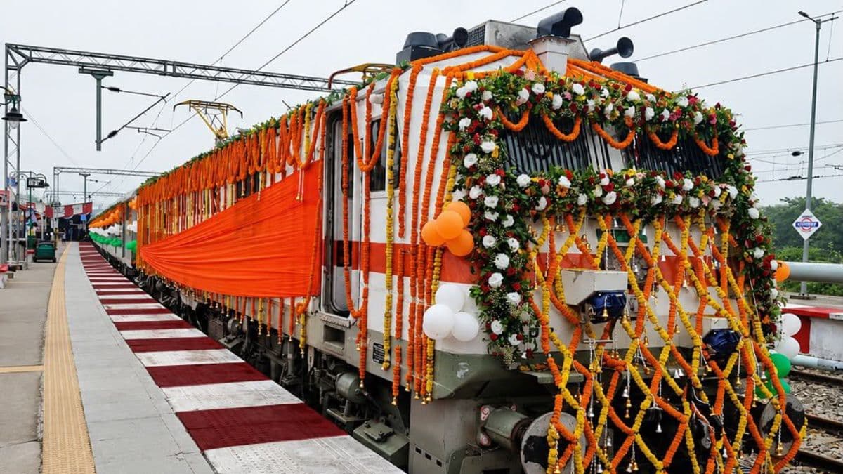 Ramnagar-Dehradun Express Flagged Off: Uttarakhand's Rail Connectivity Boost | रामनगर-देहरादून एक्सप्रेस को हरी झंडी: उत्तराखंड की रेल कनेक्टिविटी में सुधार
